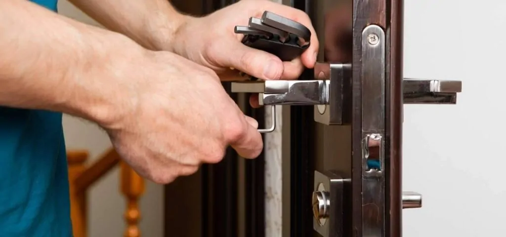 Cuales son los servicios de cerrajeria confiables para emergencias nocturnas 1024x480 - ¿Cuáles son los servicios de cerrajería más confiables para emergencias nocturnas?