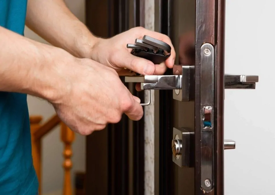 Cuales son los servicios de cerrajeria confiables para emergencias nocturnas 960x683 - ¿Cuáles son los servicios de cerrajería más confiables para emergencias nocturnas?